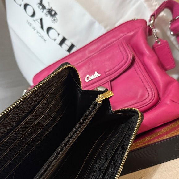 Coach Bundle. Pink crossbody. Green cardholder. Black wallet. White large bag. - Picture 13 of 17